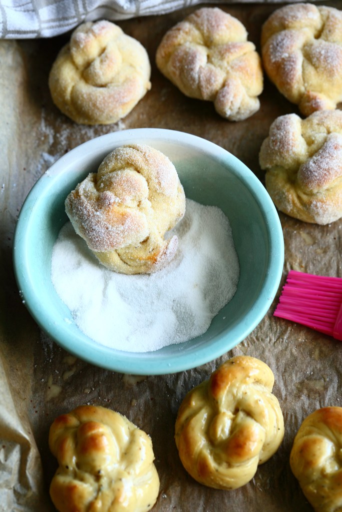 kristallipulla kuorrutetaan hienolla sokerilla