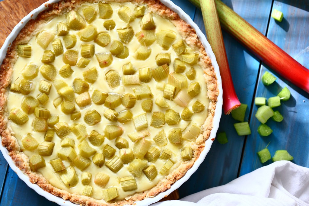 raparperi-valkosuklaapiirakka on herkullinen makean kirpeä paketti