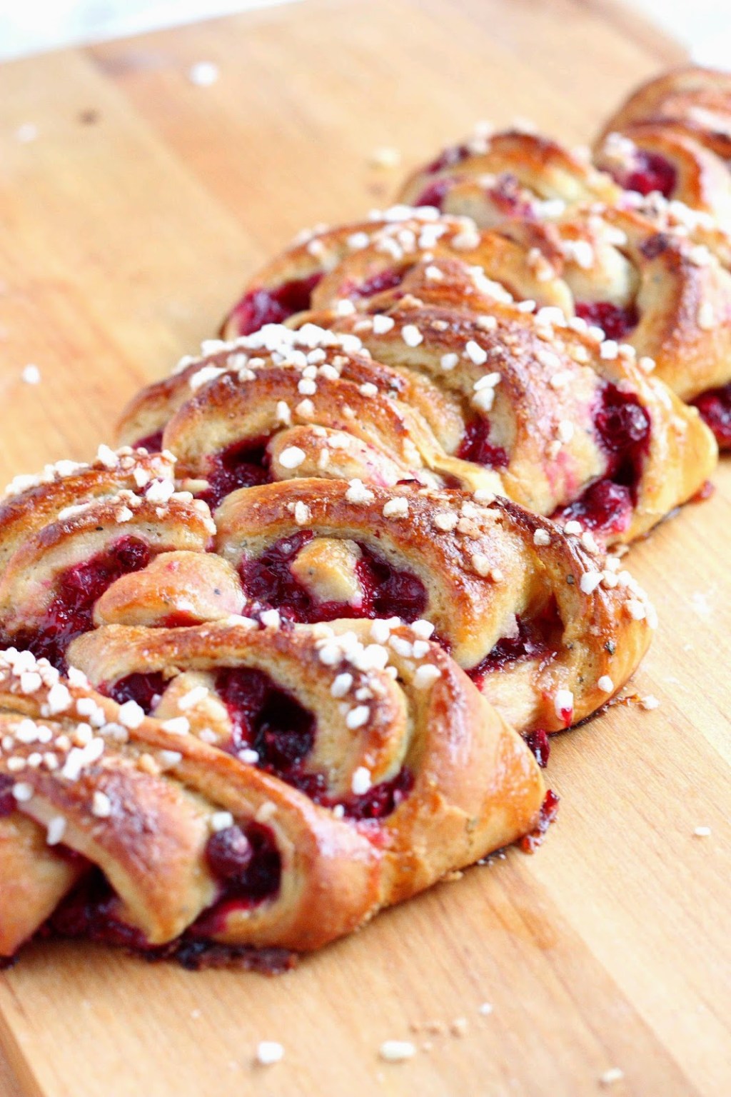 Puolukkapitko ja lime-valkosuklaa-perhospullat