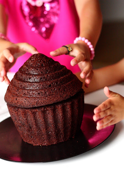 Jättimäinen muffinssikakku ja&nbsp;pitsiperhosia