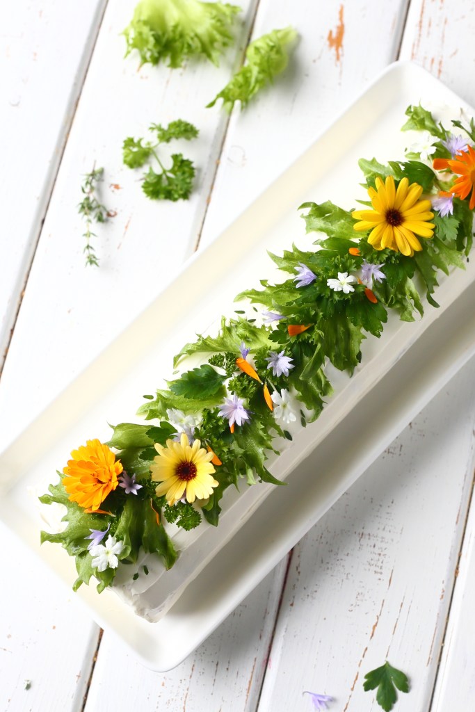 Broileri voileipäkakku aurajuustolla