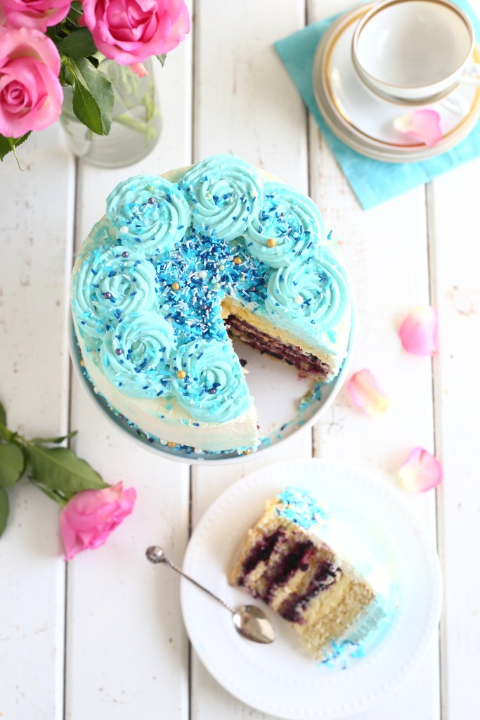 Juhlapöydän mustikkakakku