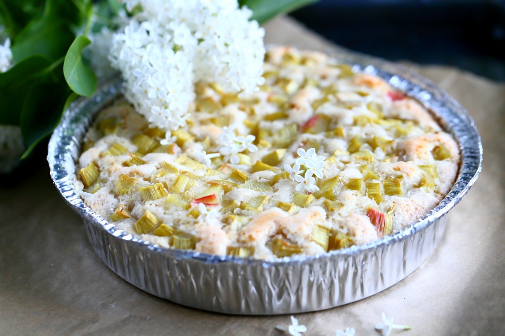 Munaton ja maidoton raparperipiirakka valmistuu helposti ilman vatkaimia