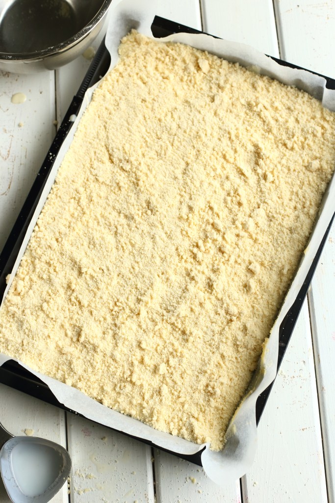 Rahkamurupiirakka uuniin menossa