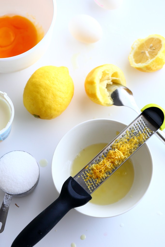 Pehmeä sitruunatäyte syntyy vähistä aineista