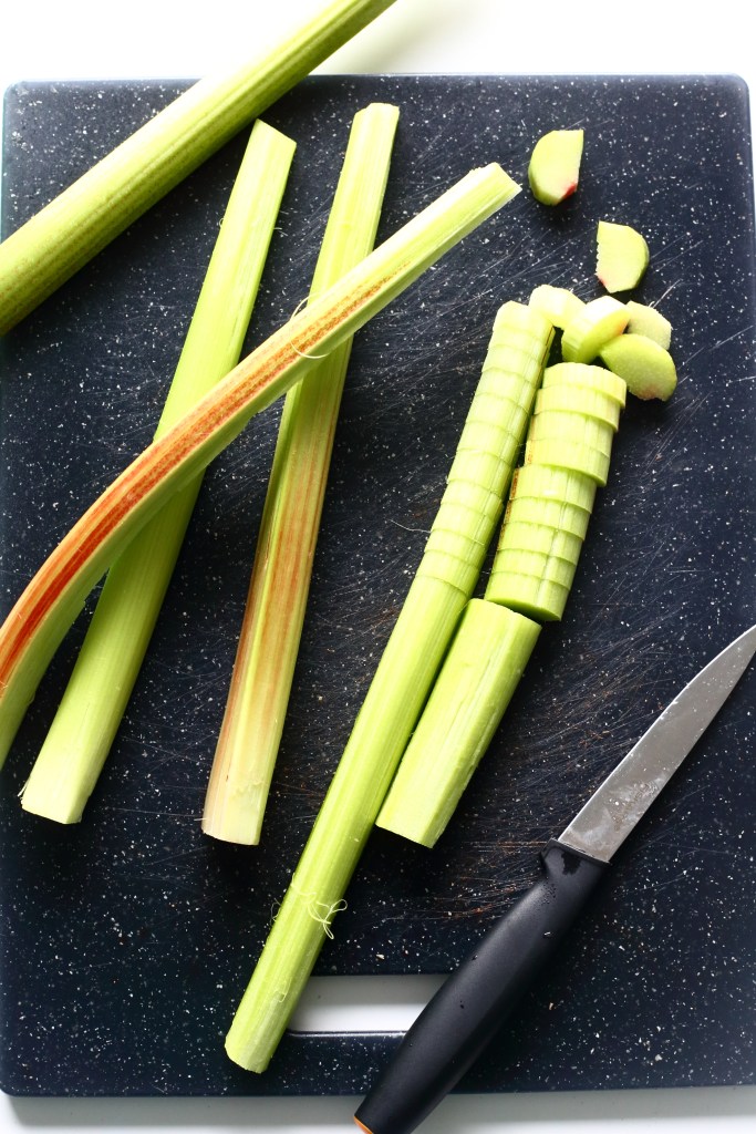 Nuoret raparperin varret ovat parhaita leivontaan