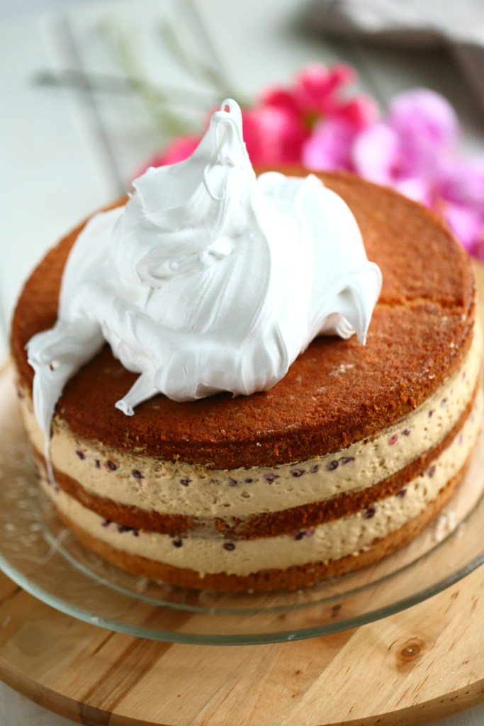 Kinuski-puolukkatäytteinen kakku