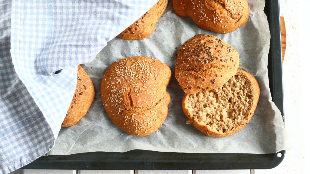 Rapeakuoriset sämpylät ovat helppoja tehdä