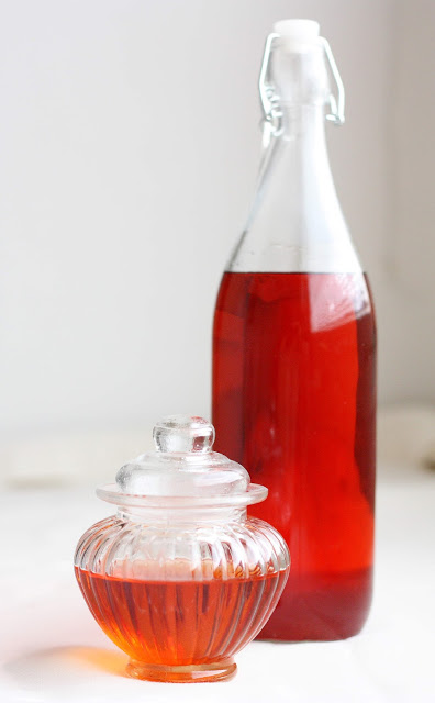 Punaherukkalikööri sopii joululahjaksi. Se on myös helppo tehdä.