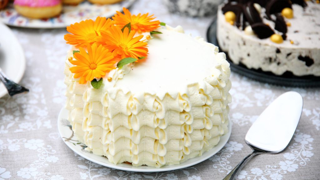 Vadelma-kinuskimousse -täytteinen 50-vuotiskakku