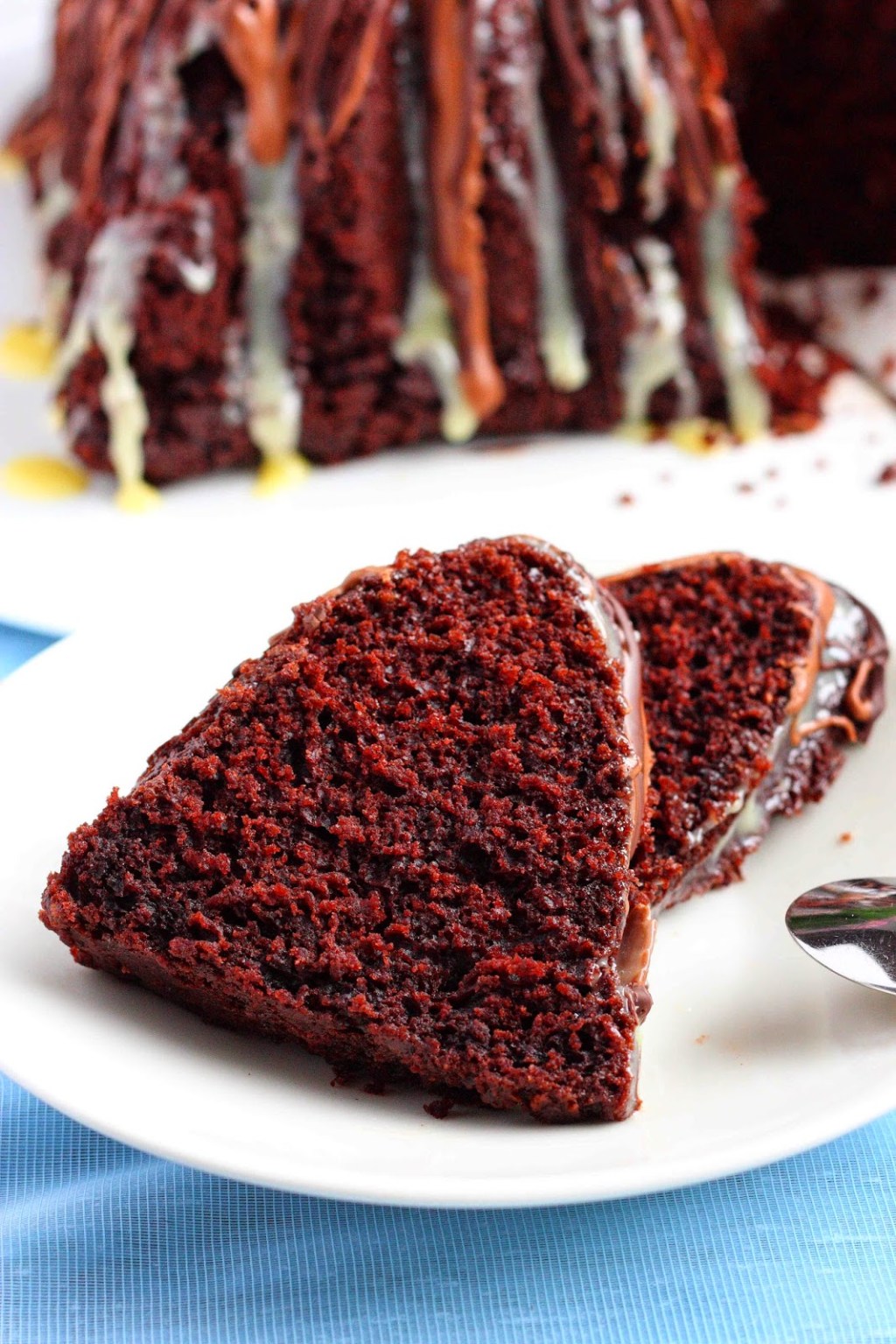 Mehevä suklaakahvikakku suklaa-piparmintturaidoilla ja Kiekun&nbsp;leivontamunat