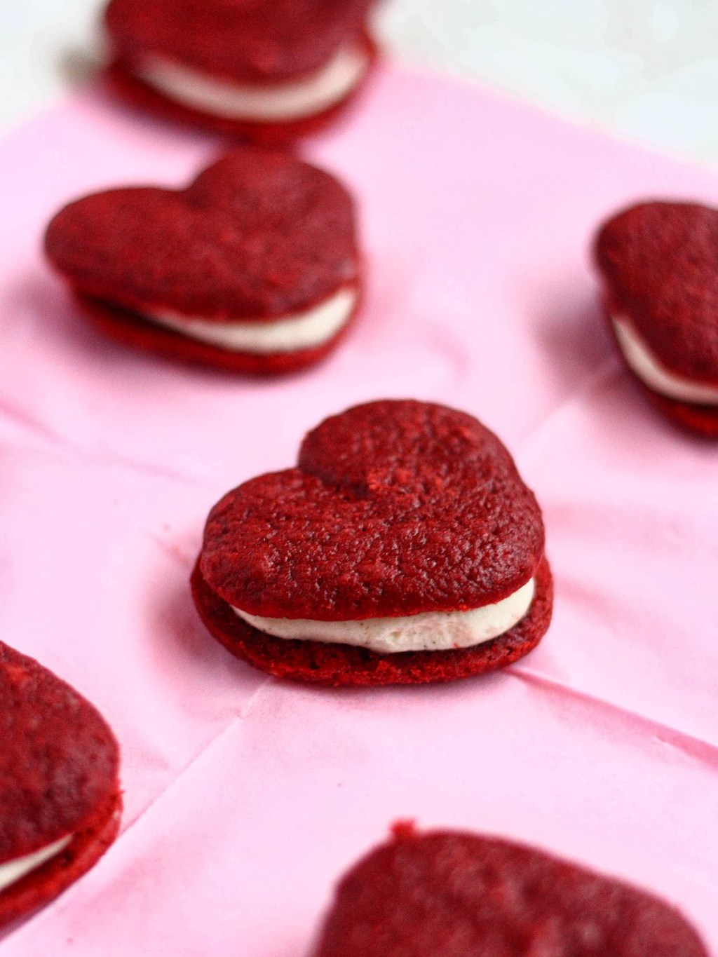 Red Velvet sydänwhoopies-leivokset