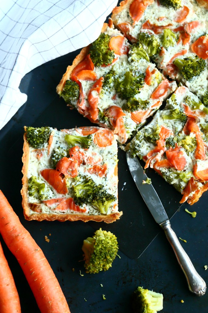 Suolainen piirakka savulohesta rahkavoitaikinalla