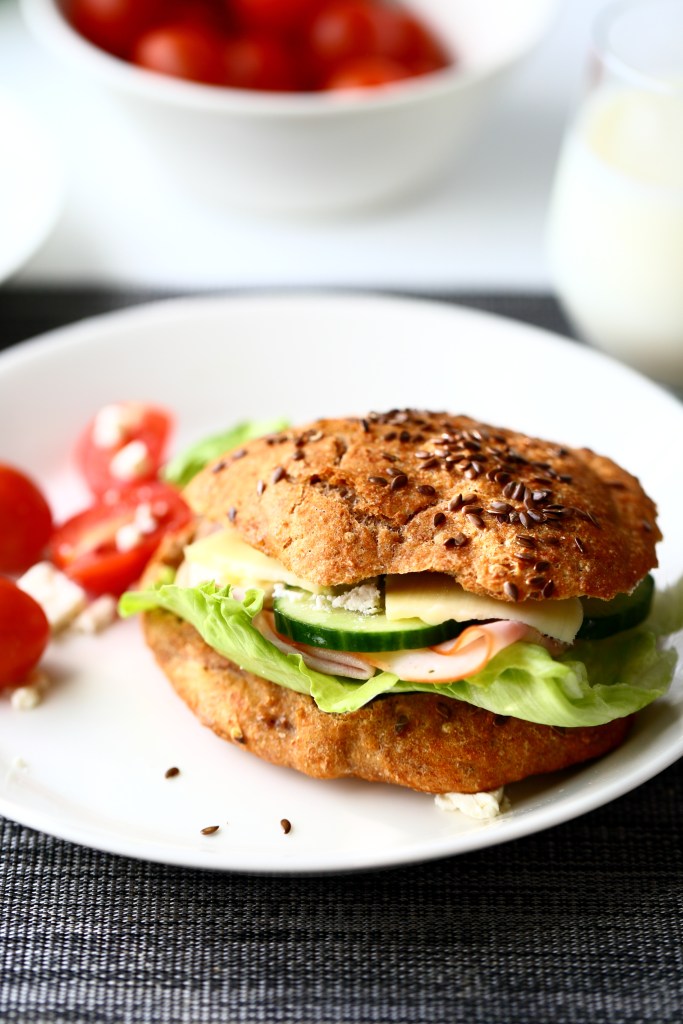 Aamupalasämpylä on täyttävä ja maistuu myös lounaalla