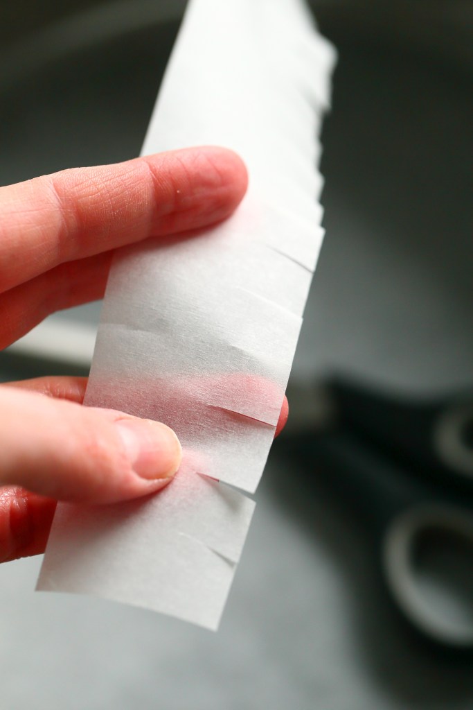 Leivinpaperilla reunavuoka tiiviiksi