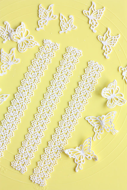 Pitsimatolla pitsiaineesta kakun koristeita