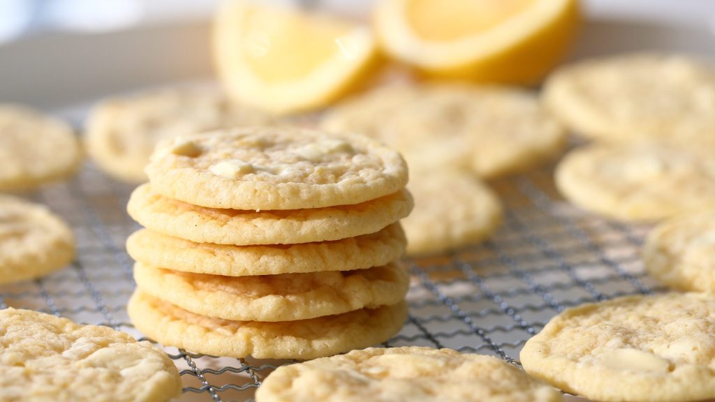 Sitkeät sitruuna-valkosuklaakeksit