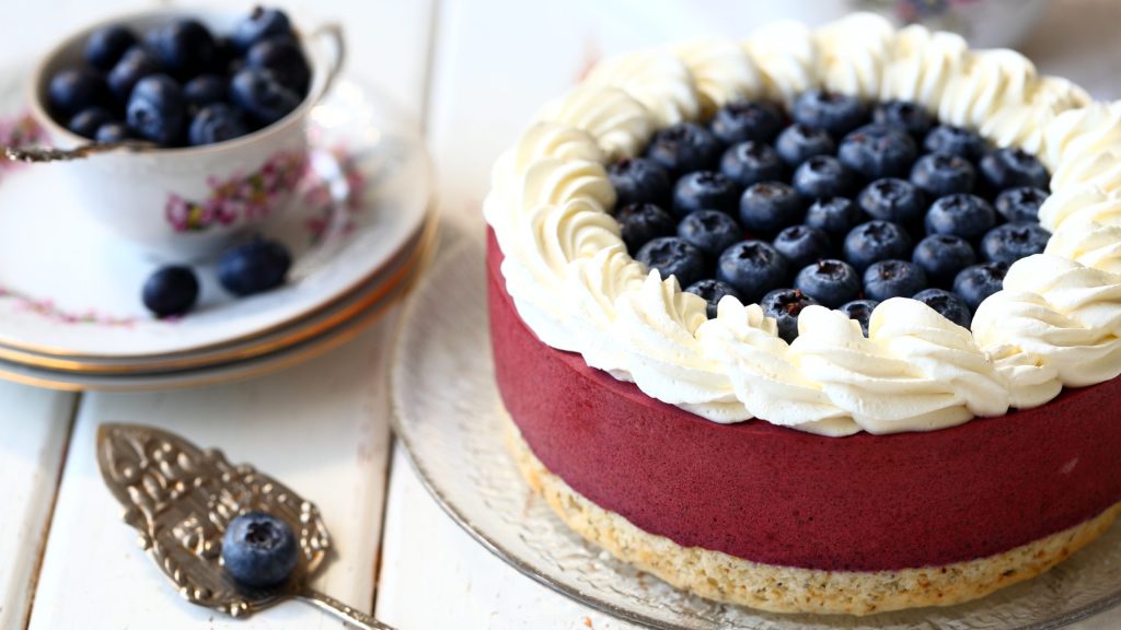 Mustikkajuustokakku pullanmakuisella pohjalla