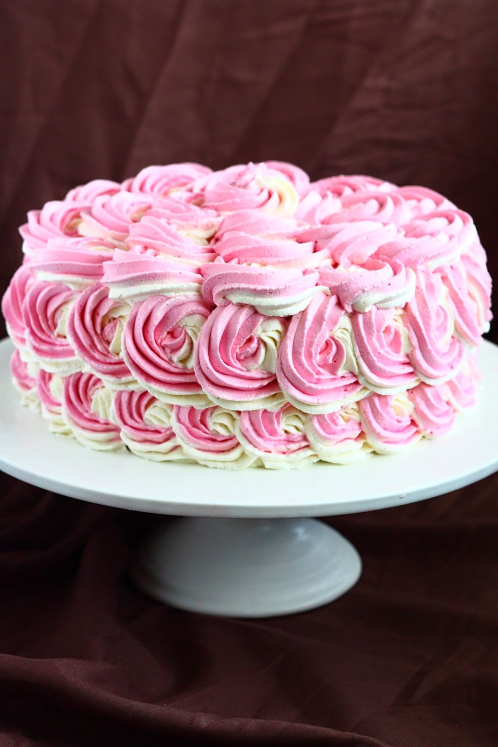 Kakku kaksivärisillä ruusupursotuksilla