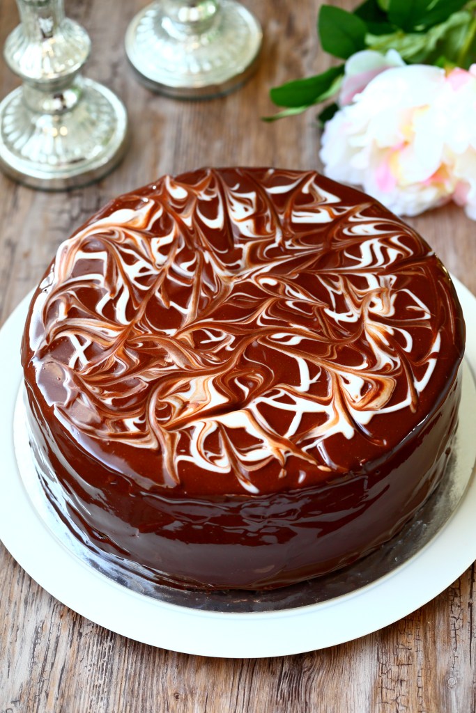 Marmoroitu suklaakakku