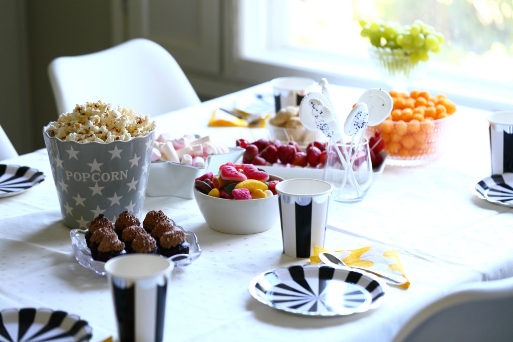 lasten pöydässä juhlissa