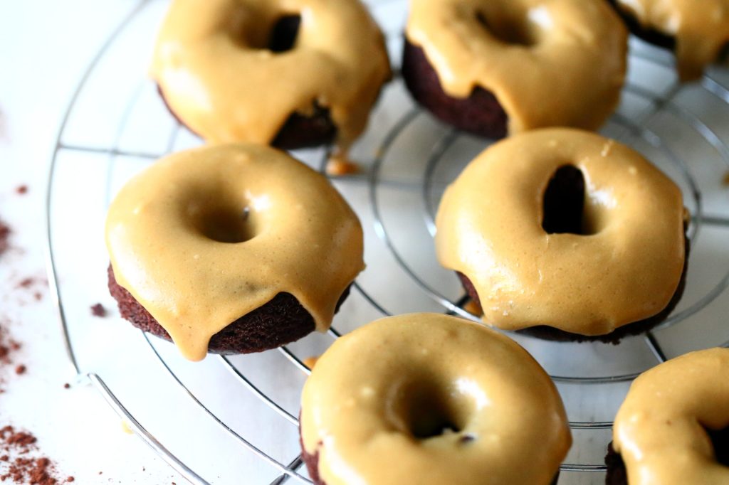 Suklaadonitsit kinuskikuorrutteella (munaton)