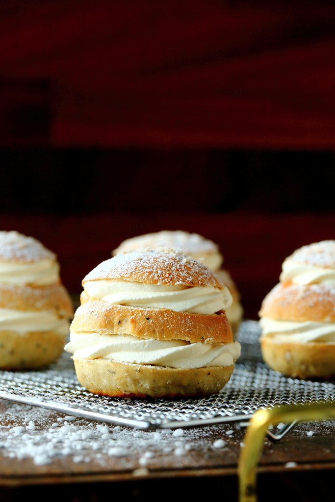 Pulla kermavaahto ja hillotäytteillä