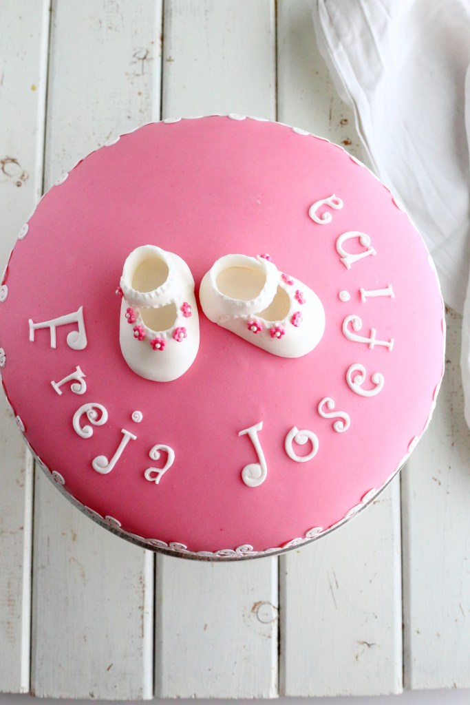 funny letters kirjaimet kaulintamassasta kakun päälle