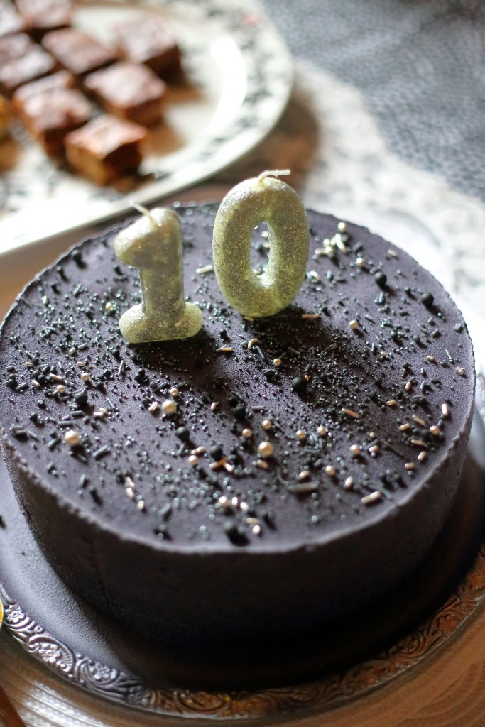 Maidoton ja munaton täytekakku