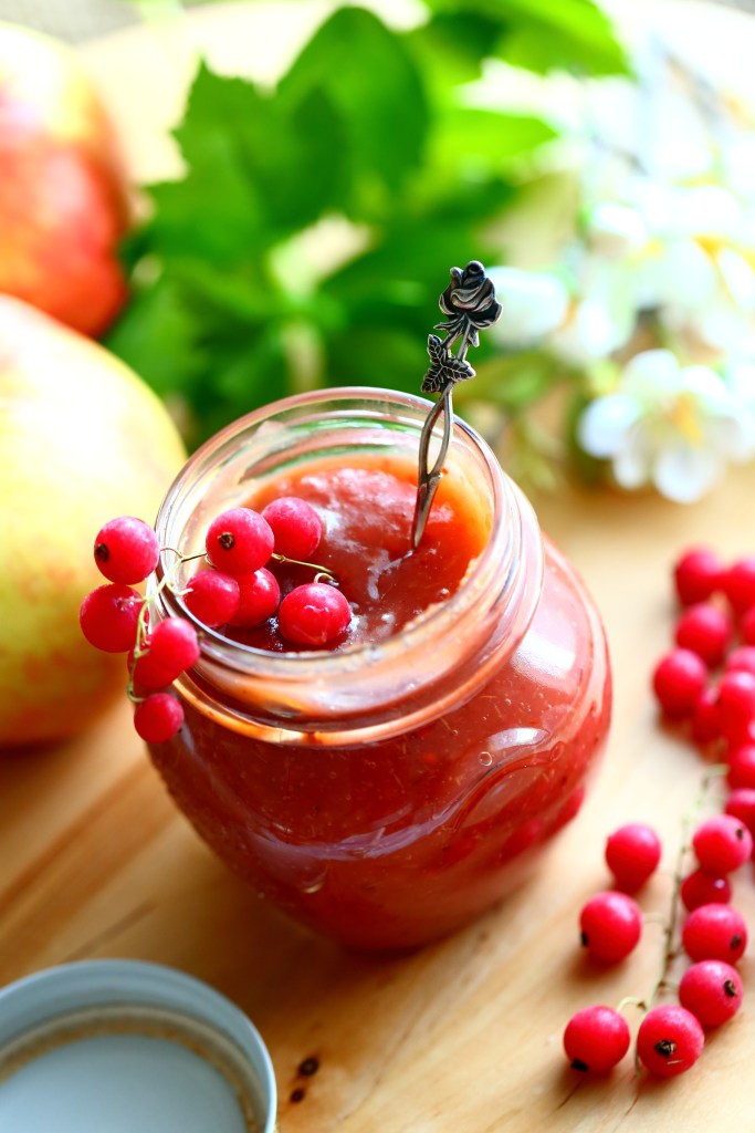 Herkullisin hillo sopii täytekakkuun ja rahkan kanssa