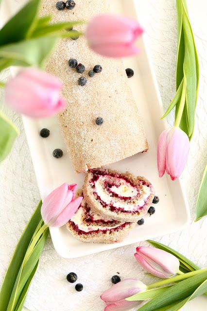 Mustaherukkainen mehevä kääretorttu /&nbsp;munaton