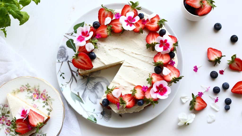 Valkosuklaakakku mansikoilla