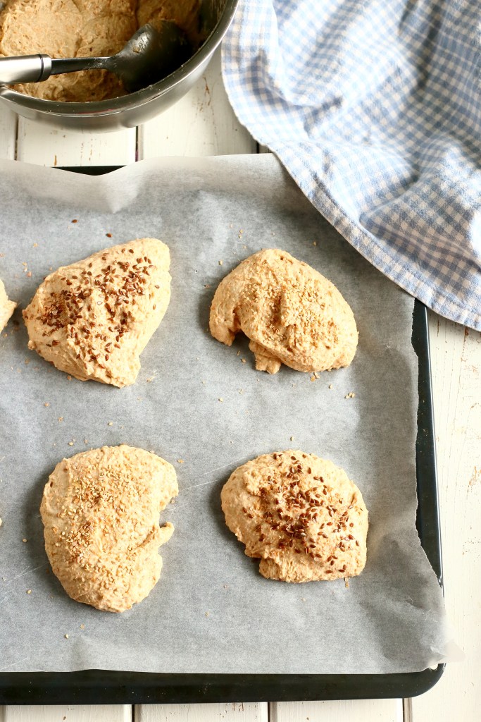 Helpot rapeat sämpylät uuniin menossa