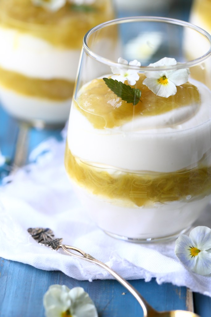 Raparperihilloketta ja vaniljamoussea