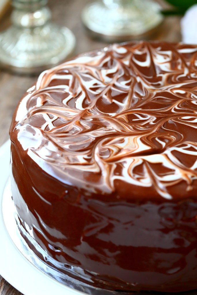 Fazeriinan makuinen mehevä kakku mirror glaze kuorrutteella