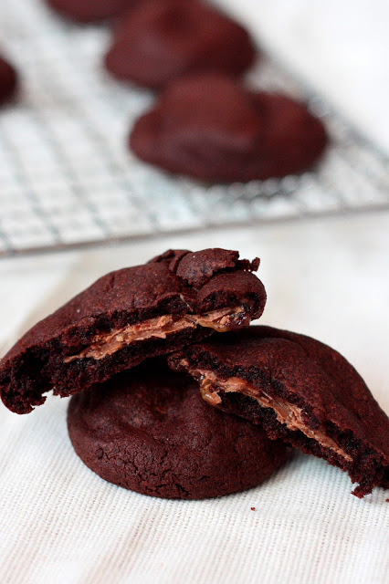 Chocolate cookies with caramel filling / Suklaakeksit kinuskisydämellä