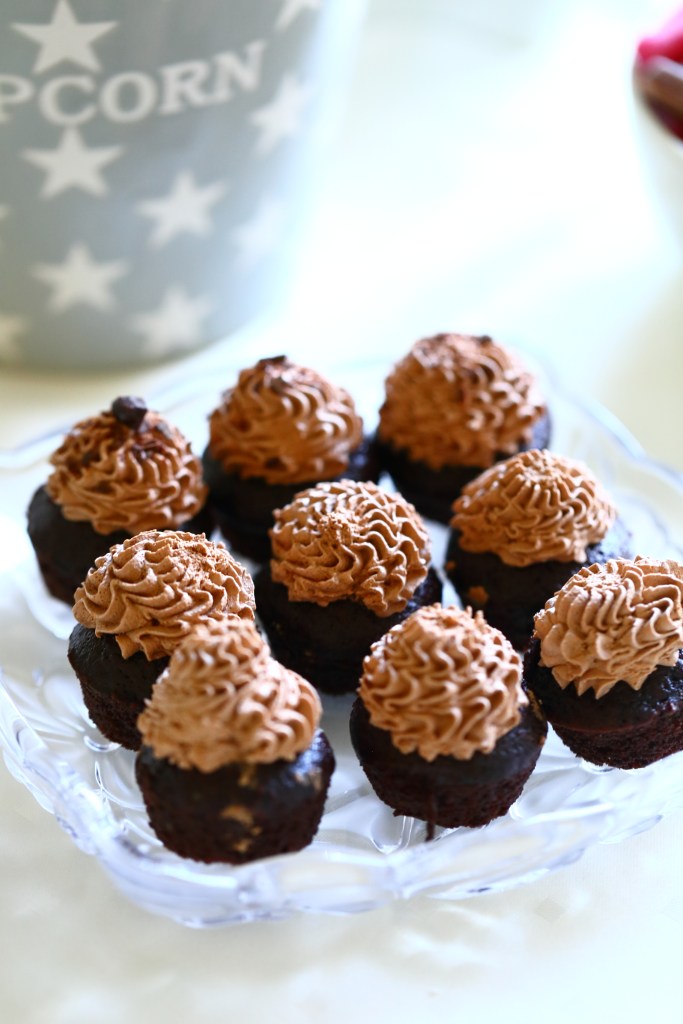 Pehmeät ja mehevät maidottomat ja munattomat suklaamuffinssit
