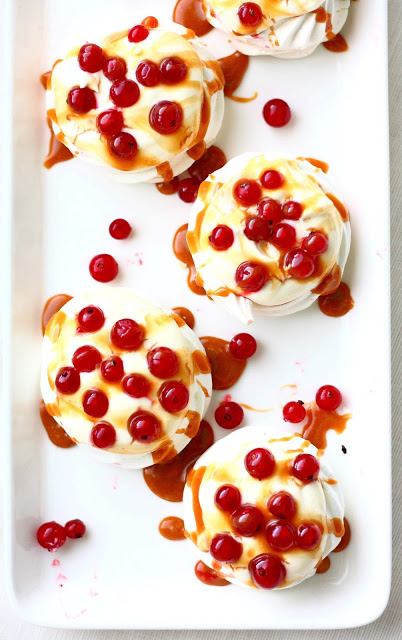 Kinuskiset punaherukka pavlovat ovat ihania pieniä makean kirpeitä leivonnaisia