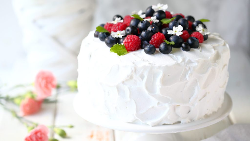 Kaunis kesäinen kakku valmistuu