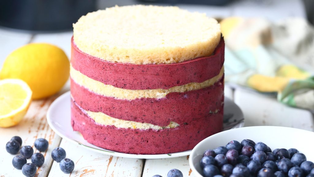 Mustikkamousse kakun väliin