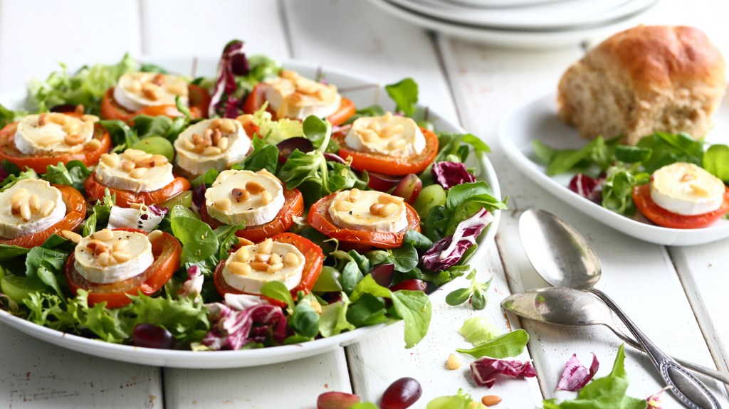 Tomaatti-vuohenjuustosalaatti on helppo, nopea ja herkullinen