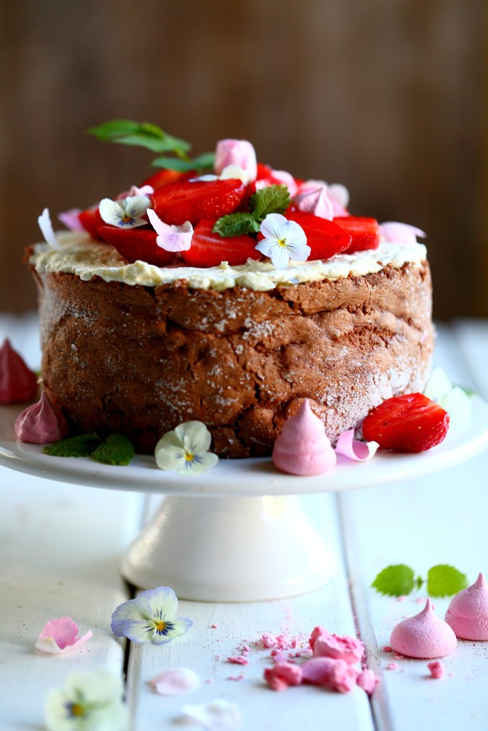 Kääretorttukakku mansikoilla