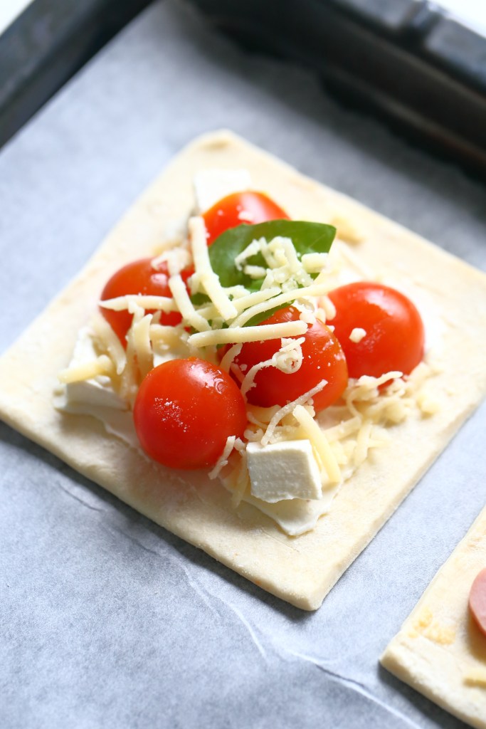 Fetajuusto tomaatti basilika täytteinen nopea arkiruoka