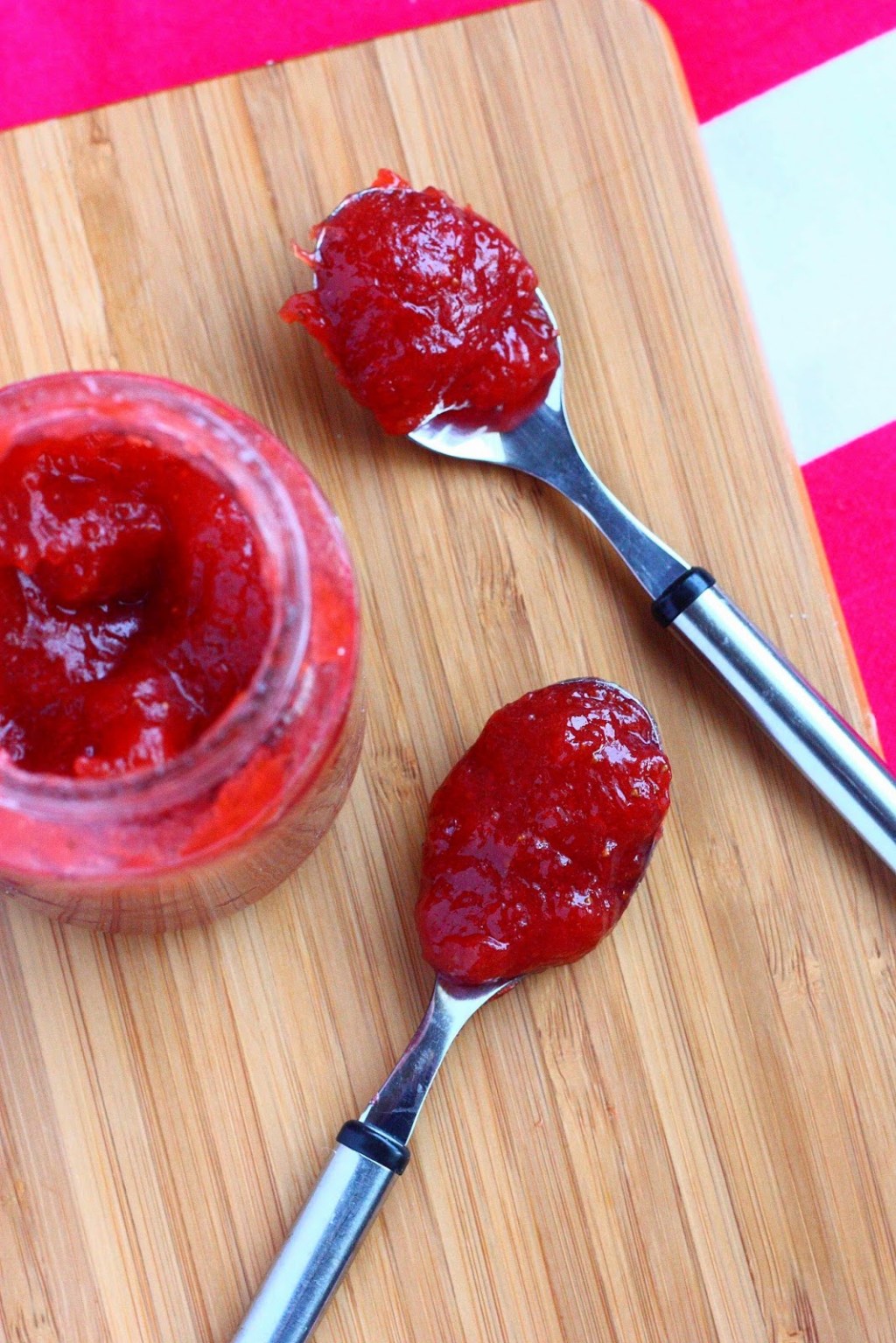 Mansikka-raparperimarmeladi