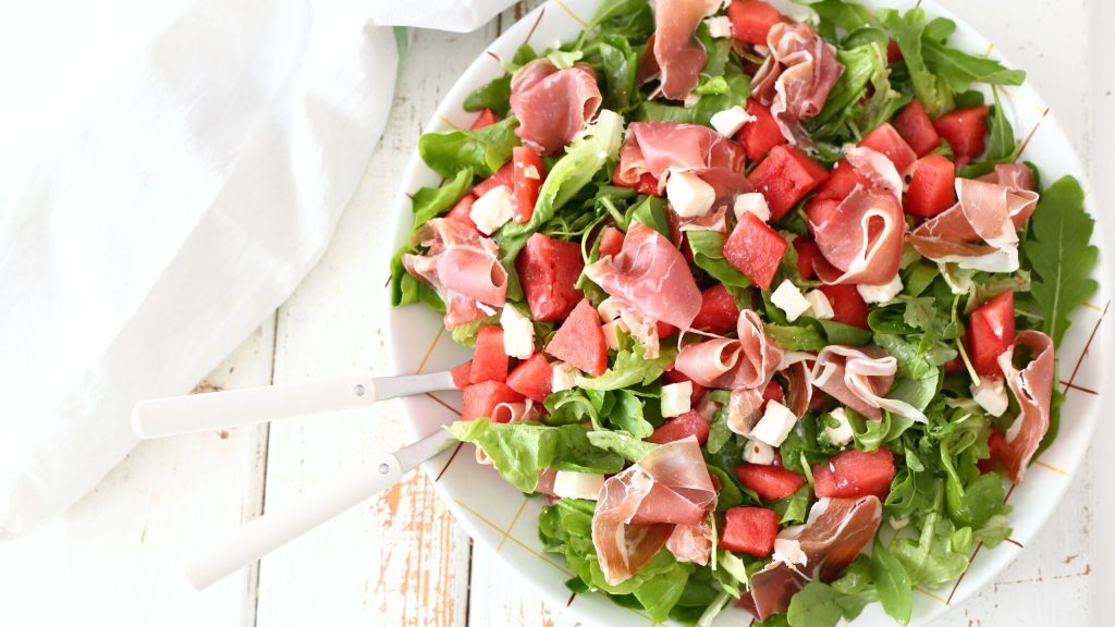 Vesimeloni-parmankinkkusalaatti