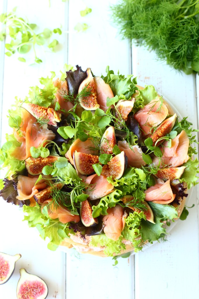 kakun koristeena viikunoita lohta vesikranssia salaattia