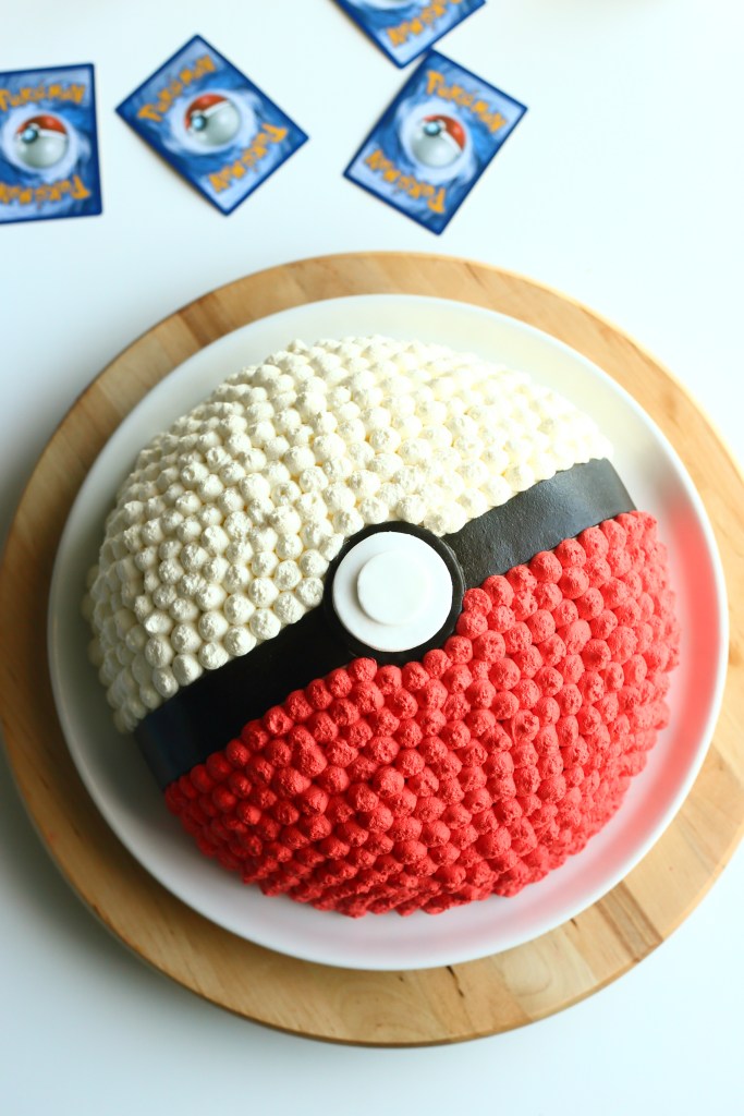 Pojan synttarikakkuna kermakakku mansikkatäytteellä