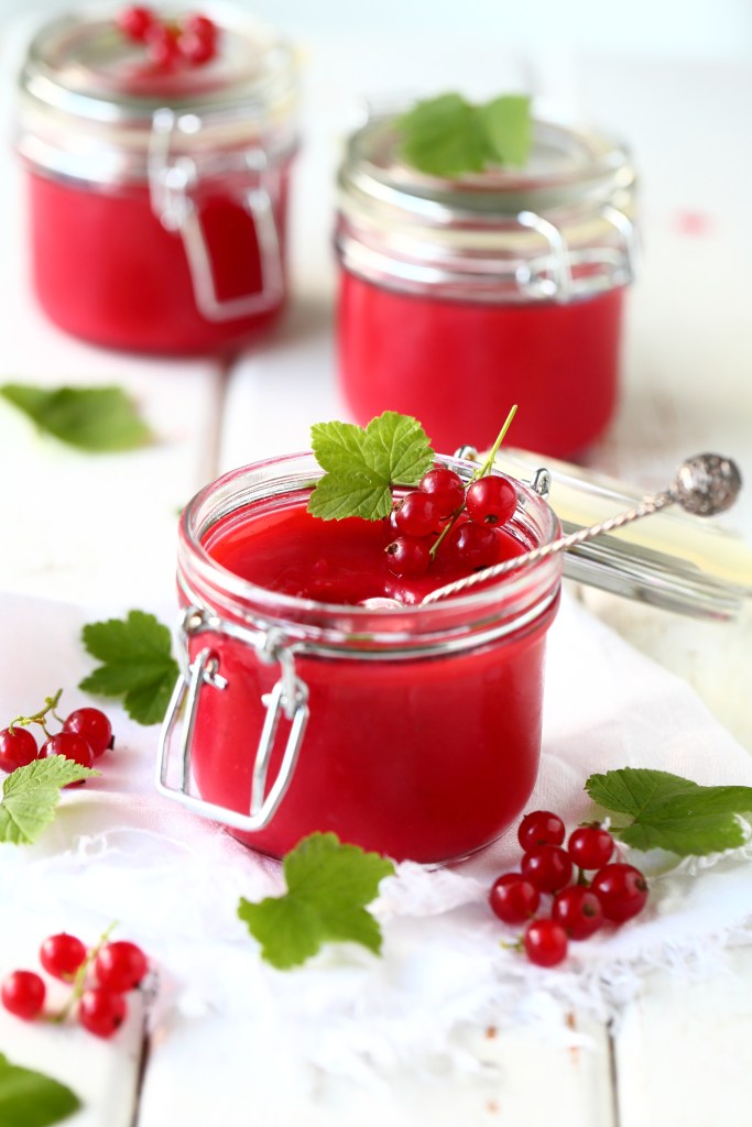 Punaherukasta curd eli tahna leivonnaisiin