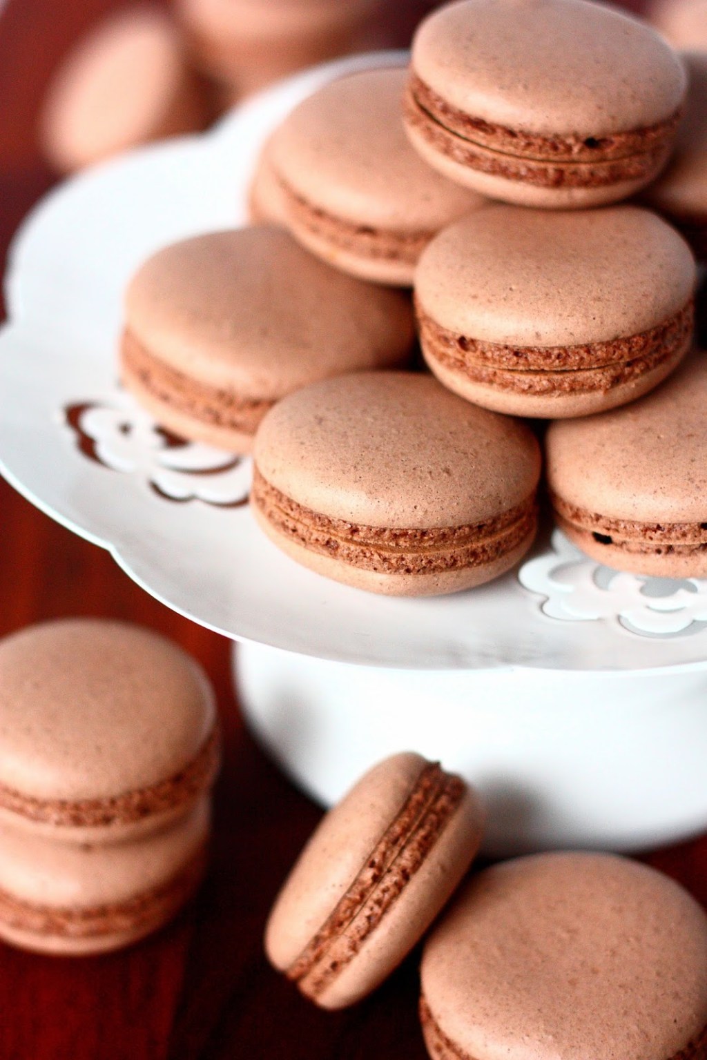 Kaakaomacaron-leivokset mokkatäytteellä