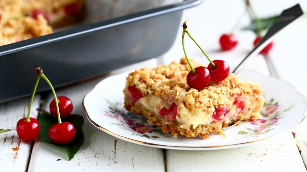Rahkamurupiirakka kirsikoilla